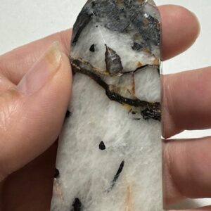 Tourmalinated quartz towers