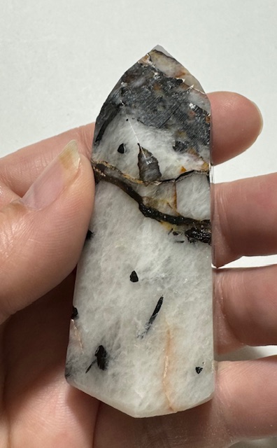 Tourmalinated quartz towers